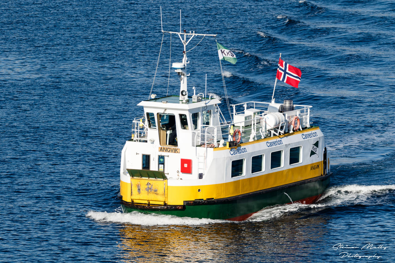 Sundbåten Angvik på vei over havna til Piren på Kirkelandet. Foto: Steinar Melby / KSU.NO