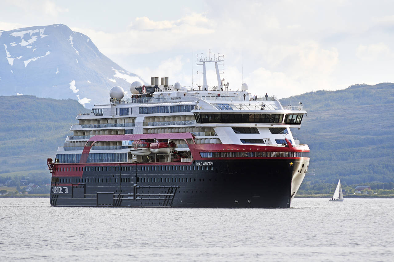 Hurtigrutens splitter nye ekspedisjonsskip MS Roald Amundsen ankommer her Tromsø. På mandag kommer skipet til Kristiansund. Foto: Rune Stoltz Bertinussen / NTB scanpix