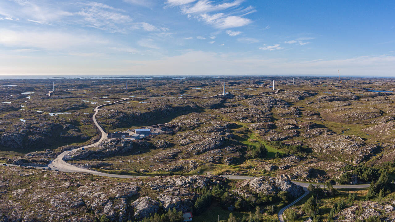 Frøya vindkraftanlegg sett fra nordsiden. Den gjenstår ca 2/3 av den endelige høyden på vindturbinene, men de ruver godt allerede. Foto: Steinar Melby / KSU.NO