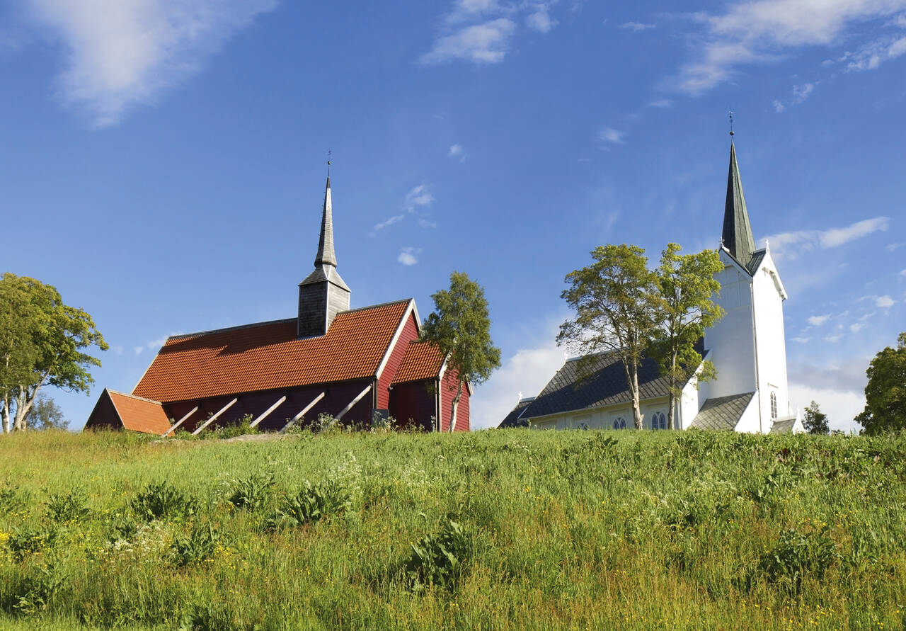 Kvernes kulturområde byr på mange opplevelser med bl.a. to historiske kirker. Foto: Terje Holm