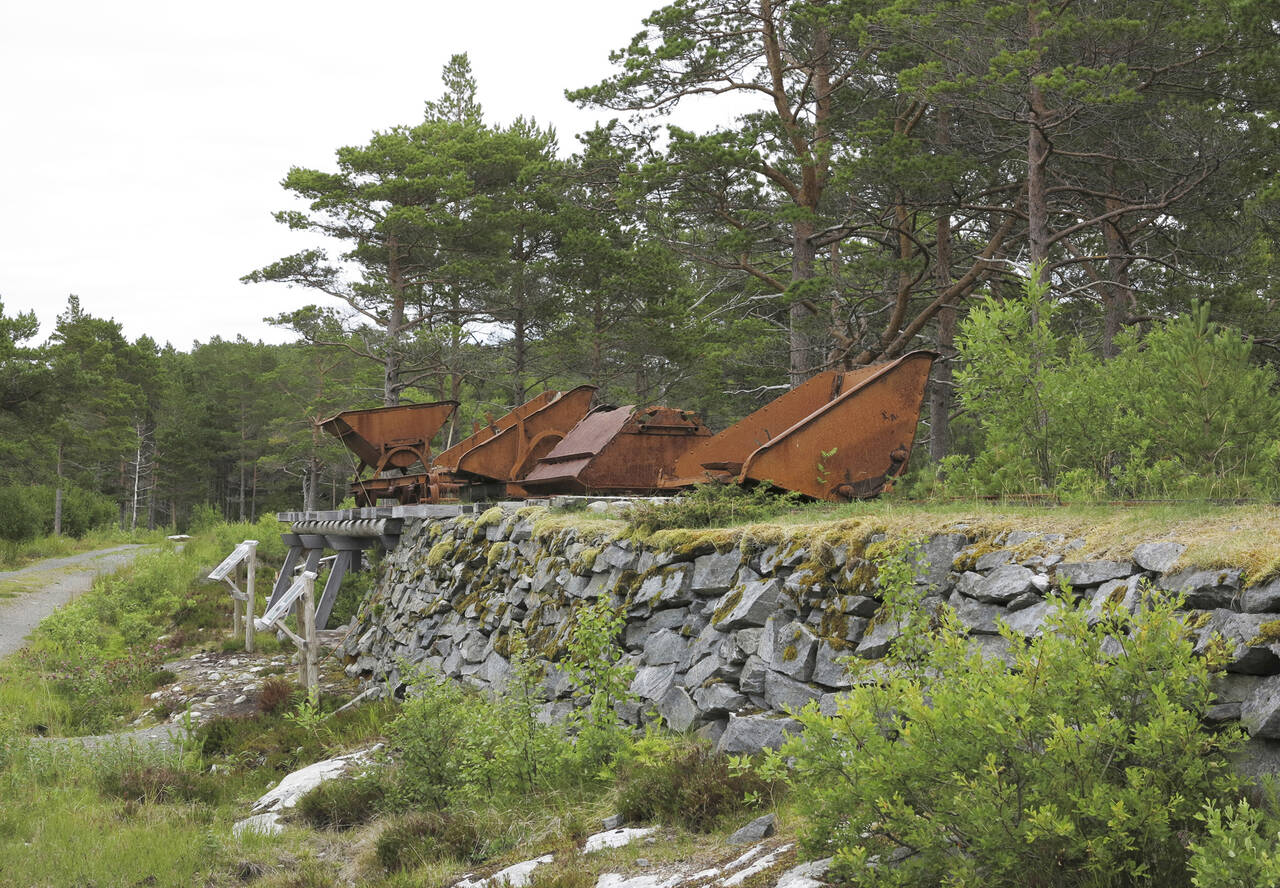 Ved Finset er det tursti til Melland Fort. Her ser vi litt av den gamle jernbanetraseen.  Foto: Terje Holm
