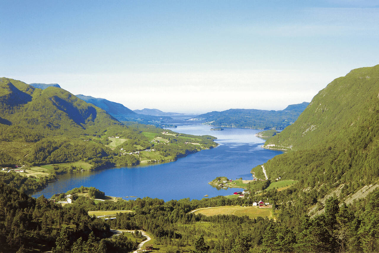 Utsikt fra Brekka mot Årvågsfjorden.  Foto: Terje Holm
