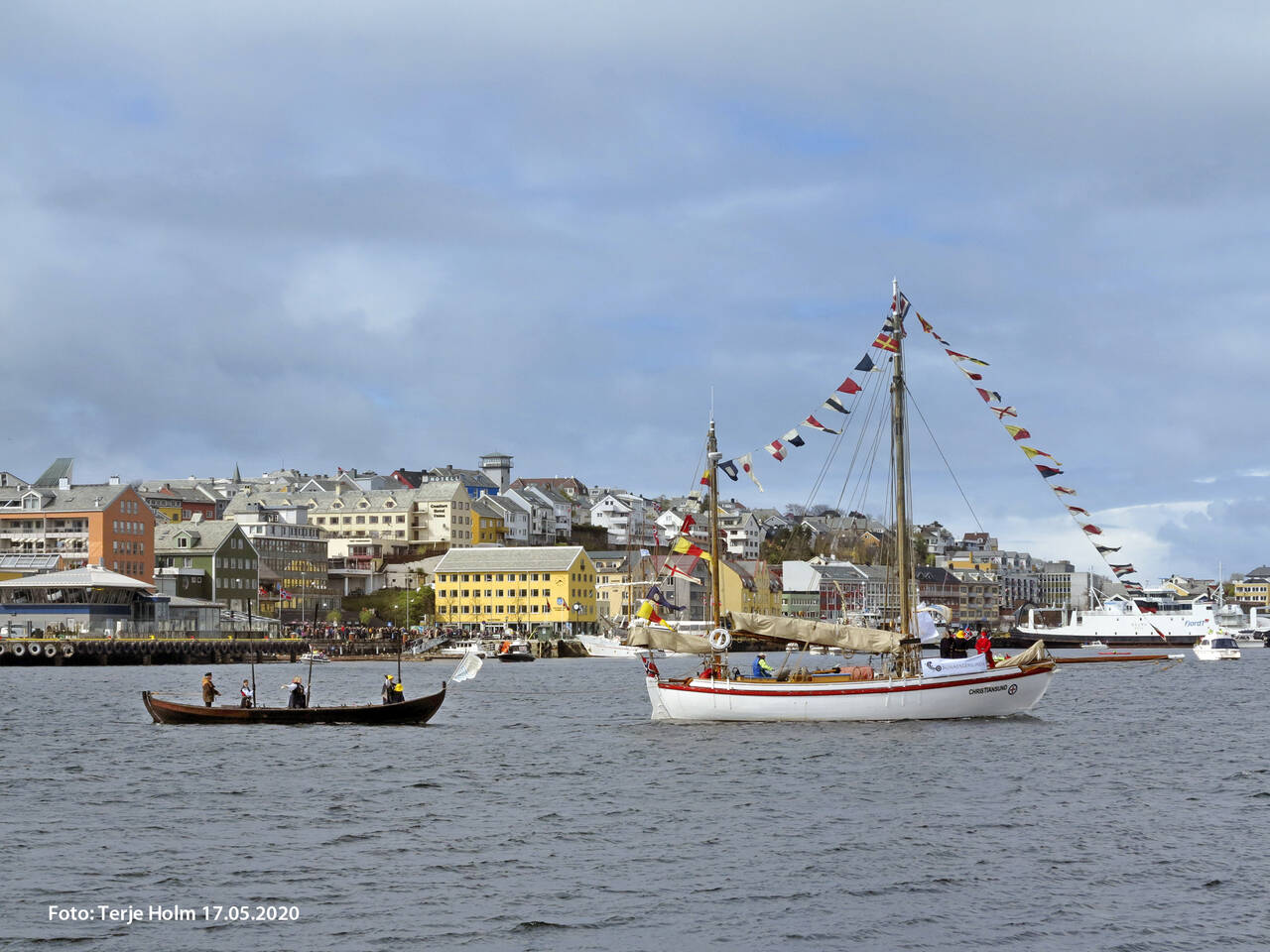 RS «Christiansund» med geitbåt på slep og banner fra Bunadsgeriljaen. Foto: Terje Holm