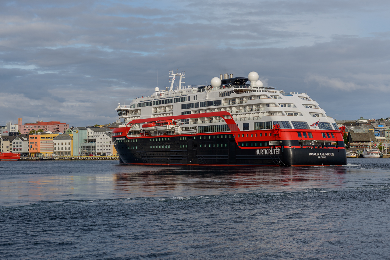Hurtigruten «Roald Amundsen» på havna i Kristiansund. Foto: Kurt Helge Røsand / KSU.NO