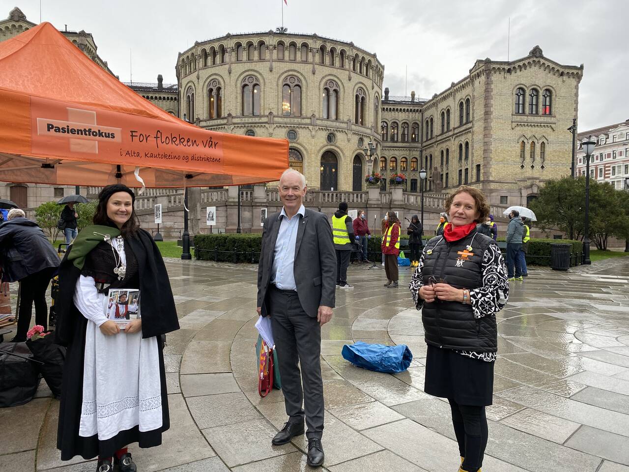 Anja Cecilie Solvik, leder i Bunadsgeriljaen, Per Olaf Lundteigen, Senterpartiet og Irene Ojala, Pasientfokus på Eidsvold plass i Oslo. Foto: Privat
