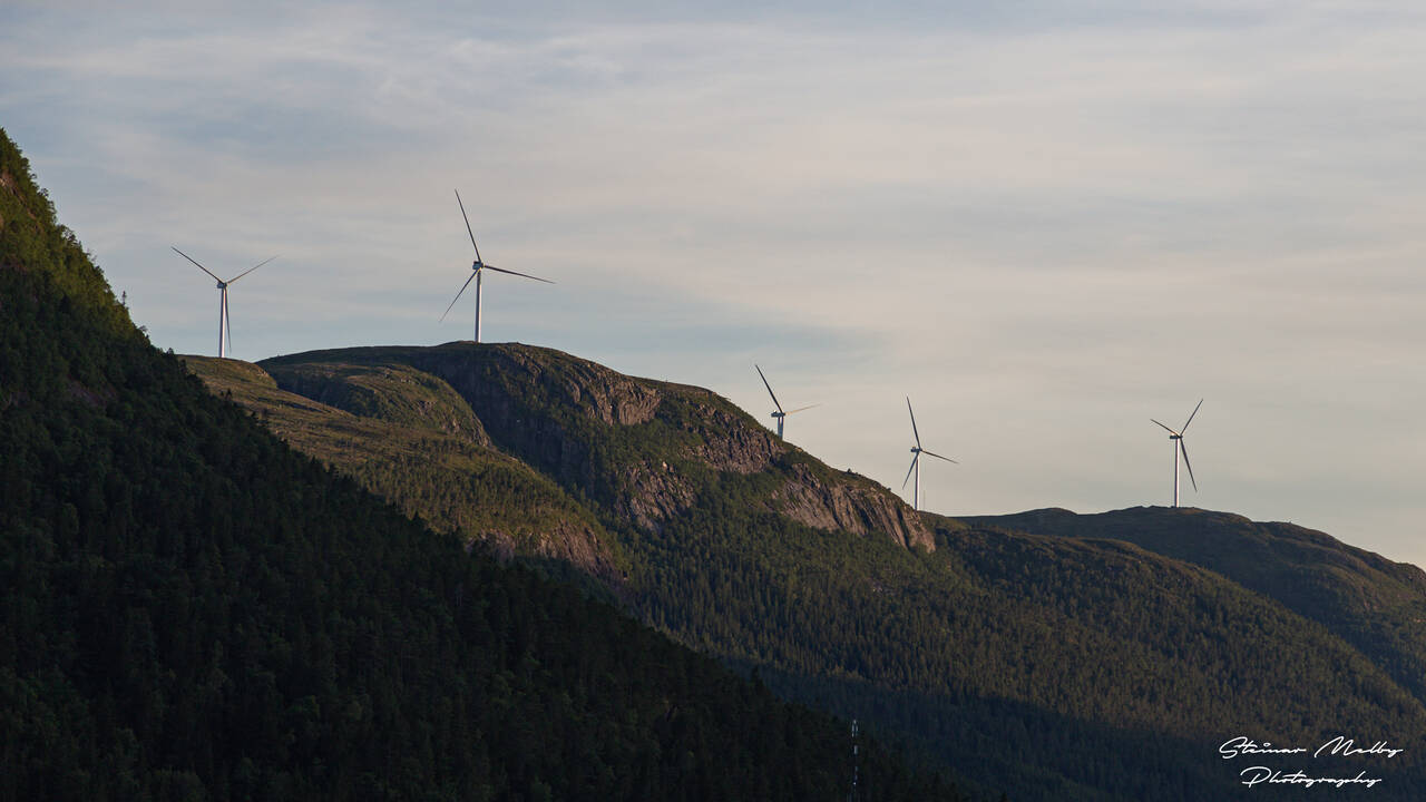 Illustrasjonsbilde av vindkraftanlegg. Her deler av Geitfjellet vindindustrianlegg i Snillfjord. Foto: Steinar Melby