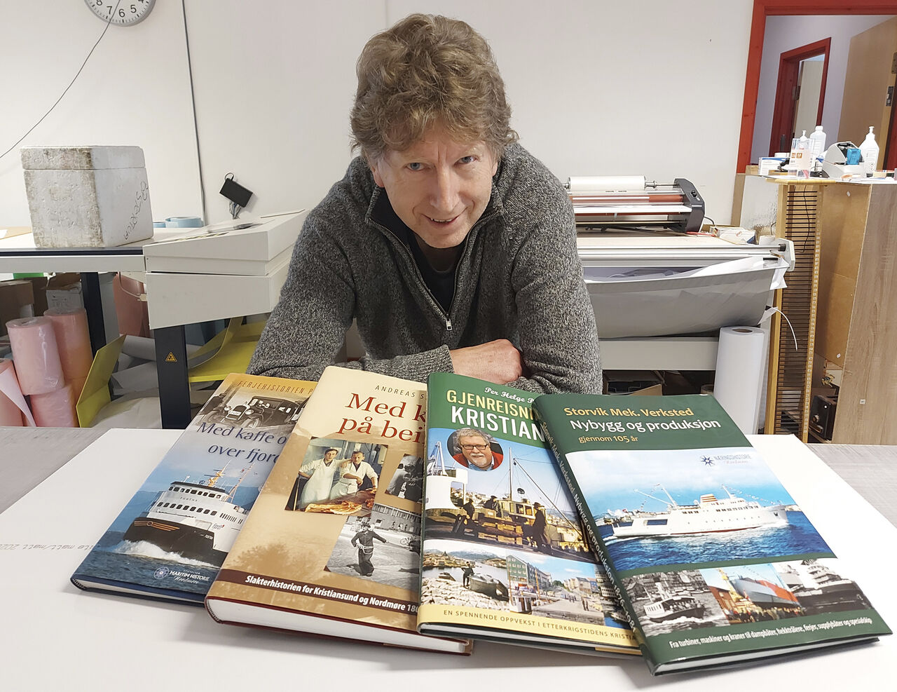 Bøker har vært blitt en spesialitet for Terje Holm. Han har vært med på mange lokalhistoriske bøker som grafisk designer, fotograf, redaksjonsmedlem og redaktør. (Foto: Rune Gellein)