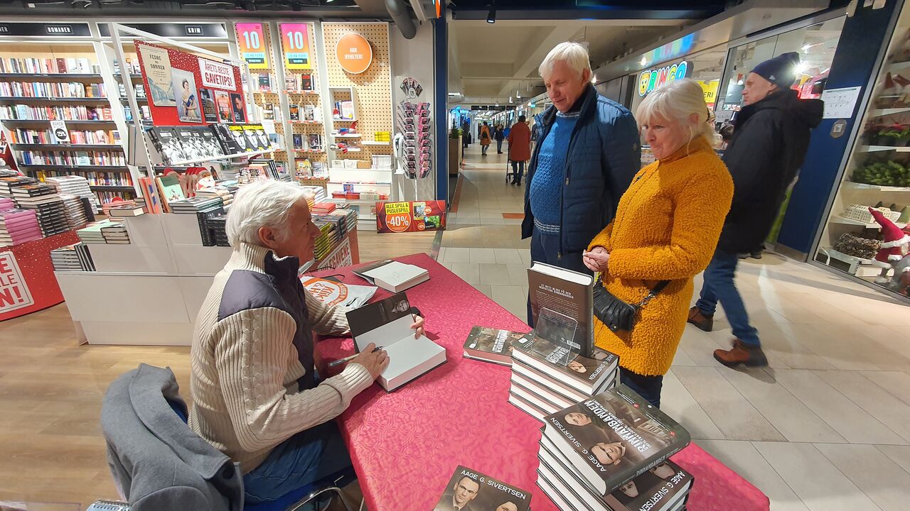 Kristiansundsforfatter Aage Sivertsen signerer sin bok om Rinnanbanden på ARK Futura. Etter klokken 13:30 blir han å finne på ARK Storkaia i Kristiansund. Foto: Steinar Melby