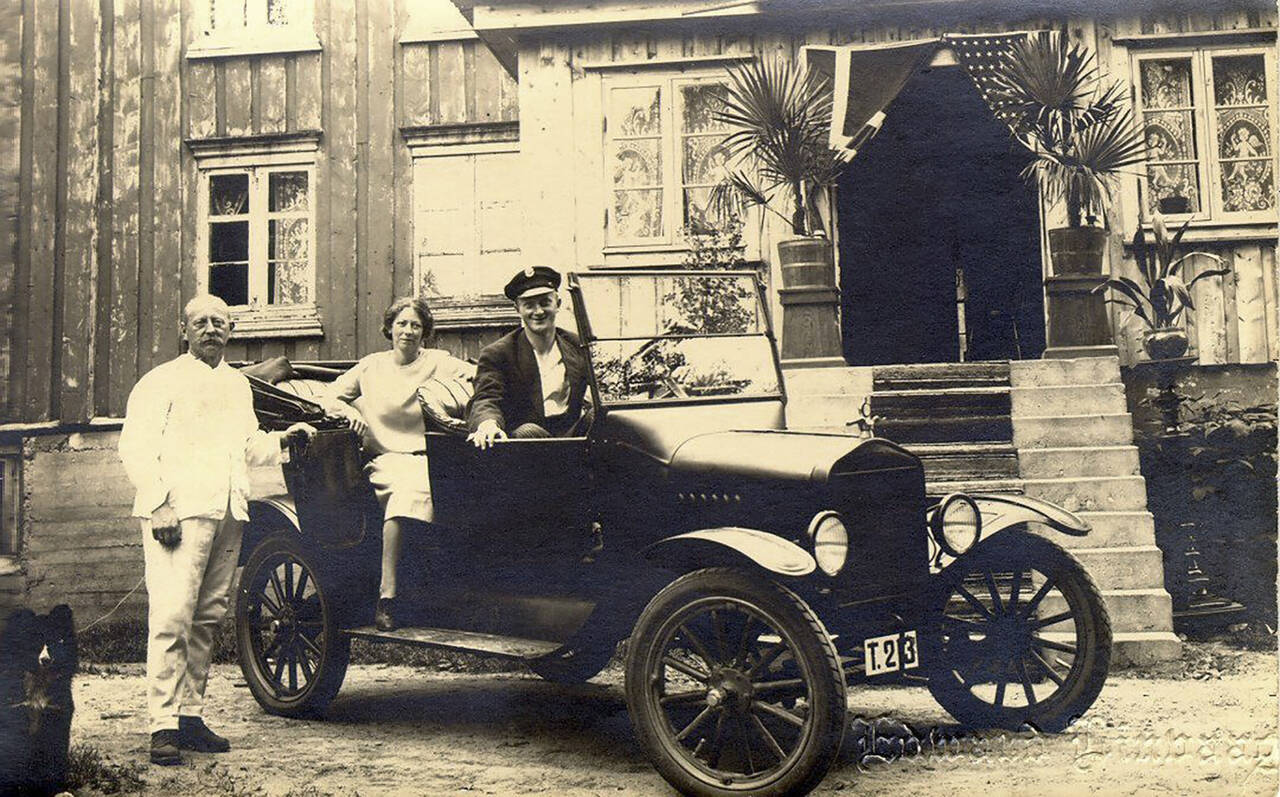 Gammelforden foran huset i Øver Bolga. Sjåfør Audun Bolgen, faren Knud Ludvig Bolgen og stemora Anna Vågland. Bolga gamle bilder.