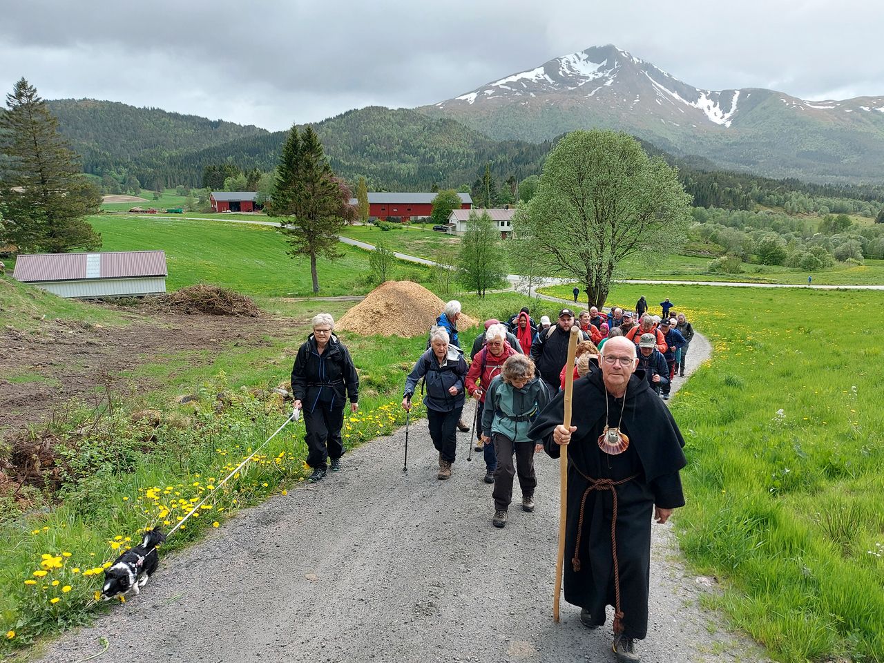 Kirkestivandringen begynner i Bådalen. Ole Petter Raanes (foran t.h.) er pilegrim på turen over fjellet. (Foto: Terje Holm)