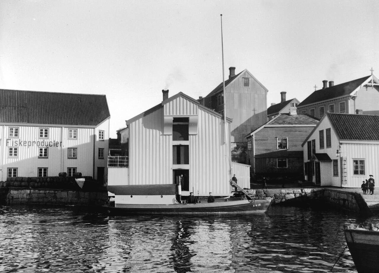 Den første sundbåten «Kvik» fra 1876 anløper Innlandet. Miljøet her med de gamle byggene er bevart og skaper en historisk atmosfære ved sundbåtanløpene i dag. Bilde fra Nordmørsmusea.