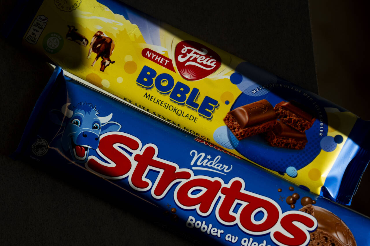 Stratos-produsent Orkla mener blåfargen på Freia Boble Melkesjokolade er for lik blåfargen på Stratos. Nå har se saksøkt Freia-eier Mondelez. Foto: Javad Parsa / NTB