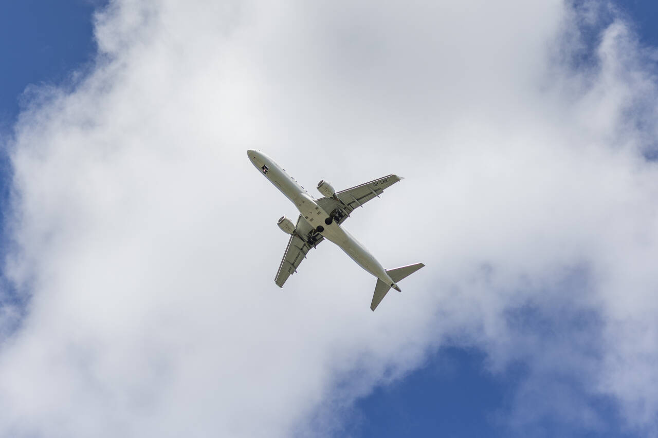 Et fly på vei inn mot Gardermoen lufthavn for å lande. Flere var på flyreise i mars i år enn i fjor, men fortsatt ikke like mange som før koronapandemien. Foto: Frederik Ringnes / NTB
