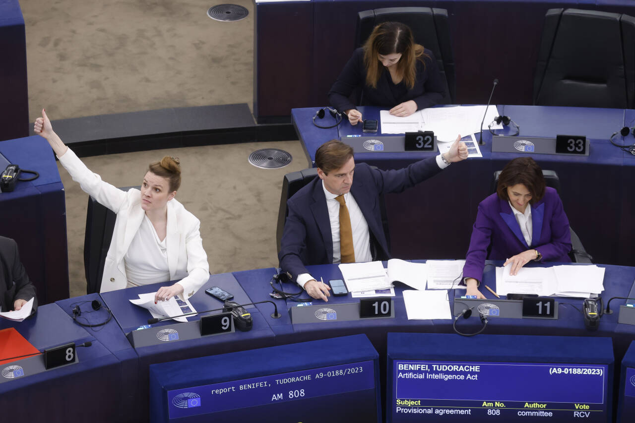 EU-parlamentet vedtok onsdag EUs nye lov som skal regulere bruk av kunstig intelligens (KI). Foto: Jean-François Badias / AP / NTB