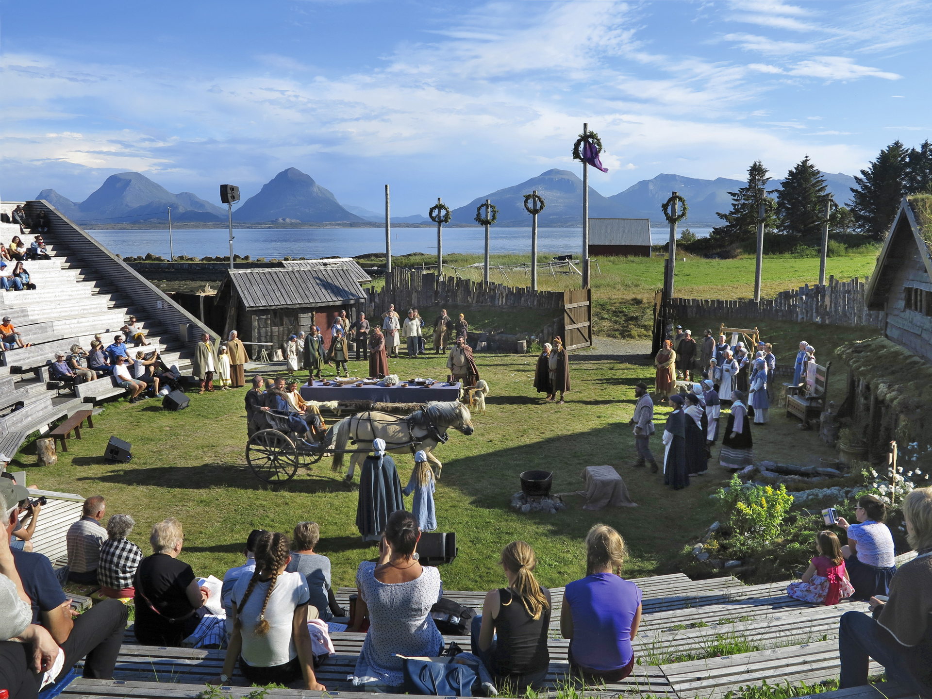 Med utsikt og nærhet til fjord, fjell og Edøy gamle kirke, danner Gurisenteret en flott ramme for spelet. Foto: Terje Holm