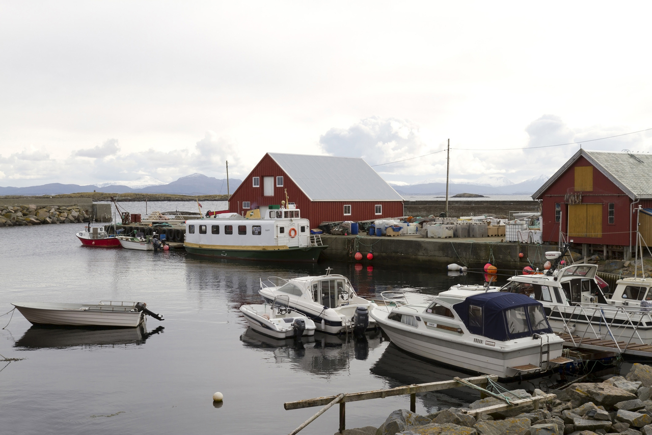 Et historisk øyeblikk: Første sundbåt har anløpt kaia på Grip. (Foto: Terje Holm)