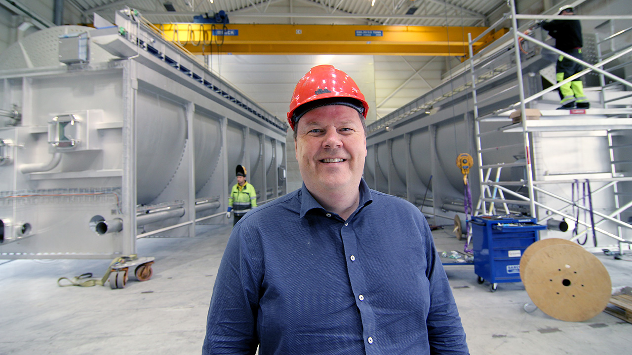 CEO Klaus Hoseth i Stranda Prolog regner med å levere 24 HeliX-tanker i 2017 – et rekordhøyt tall. Tankene på bildet skal til Lerøy Midts nye fabrikk på Jøsnøya.