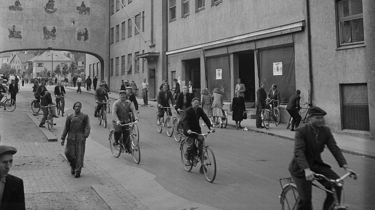 Stor produksjon: Øglænd sykkelfabrikk i Sandnes produserte 75.000 sykler årlig. Noen av dem brukte de 400 ansatte selv for å komme seg til og fra arbeid. Foto: Sverre Børretzen / Aktuell / NTB scanpix FOTO: Børretzen, Sverre A /
