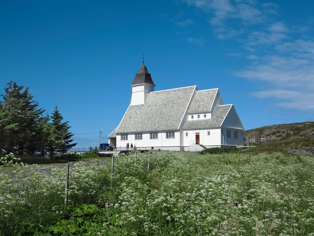 Brattvær kirke er en opplevelse i seg selv. Kirka feirer 100 år i 2017. Over sommeren gis det ut en jubileumsbok med kirkens spennende historie skrevet av Kjell Egil Fredly. (Foto: Terje Holm)
