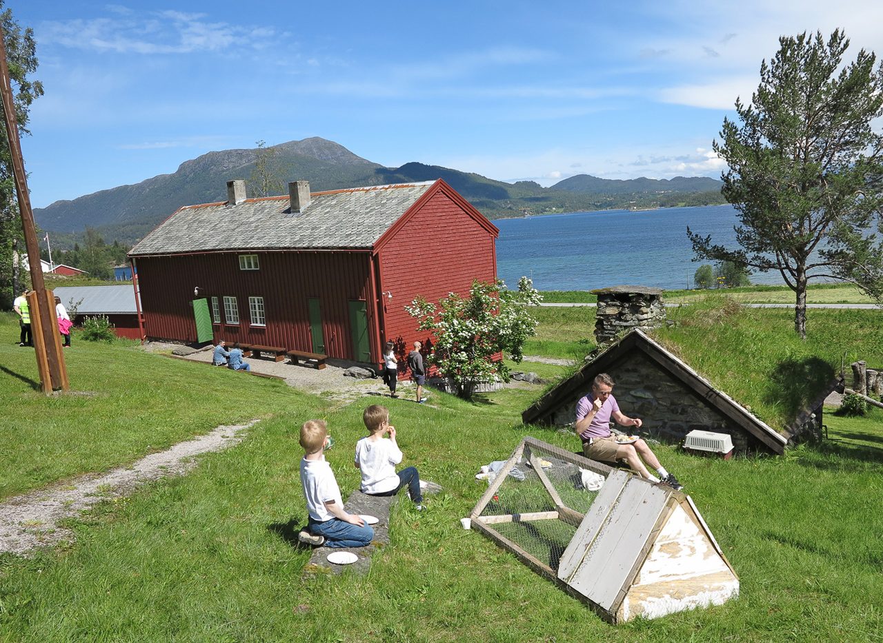 Museet har en flott beliggenhet oppe i lia med panoramautsikt til fjorden. (Foto: Terje Holm)