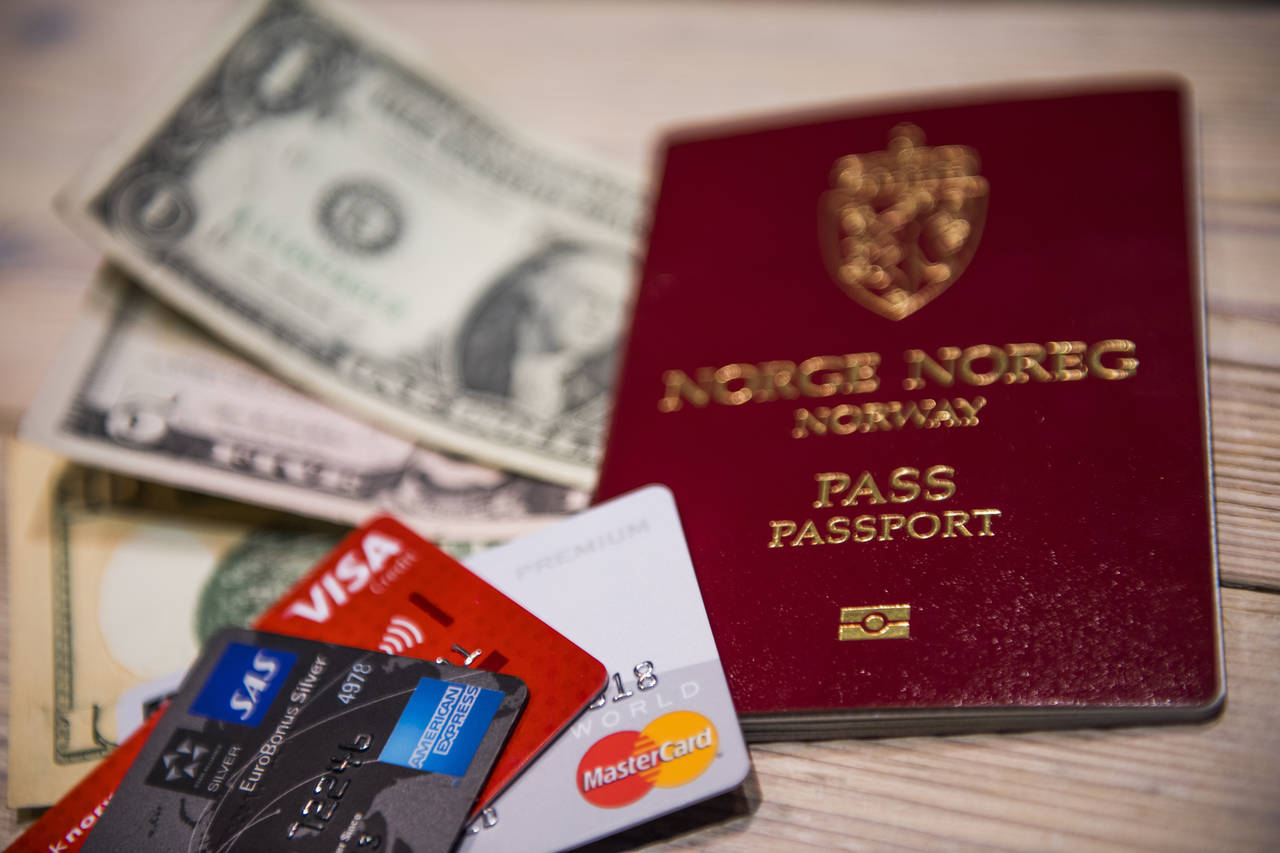 Illustrasjonsbilde av kredittkort, amerikanske dollar og et norsk pass. Foto: Jon Olav Nesvold / NTB scanpix