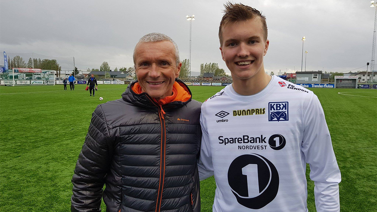 Pappa Arnfinn og sønn Jesper Isaksen hadde grunn til å smile i Lotto-bygda. Foto: Aage G. Sivertsen / KSU.NO
