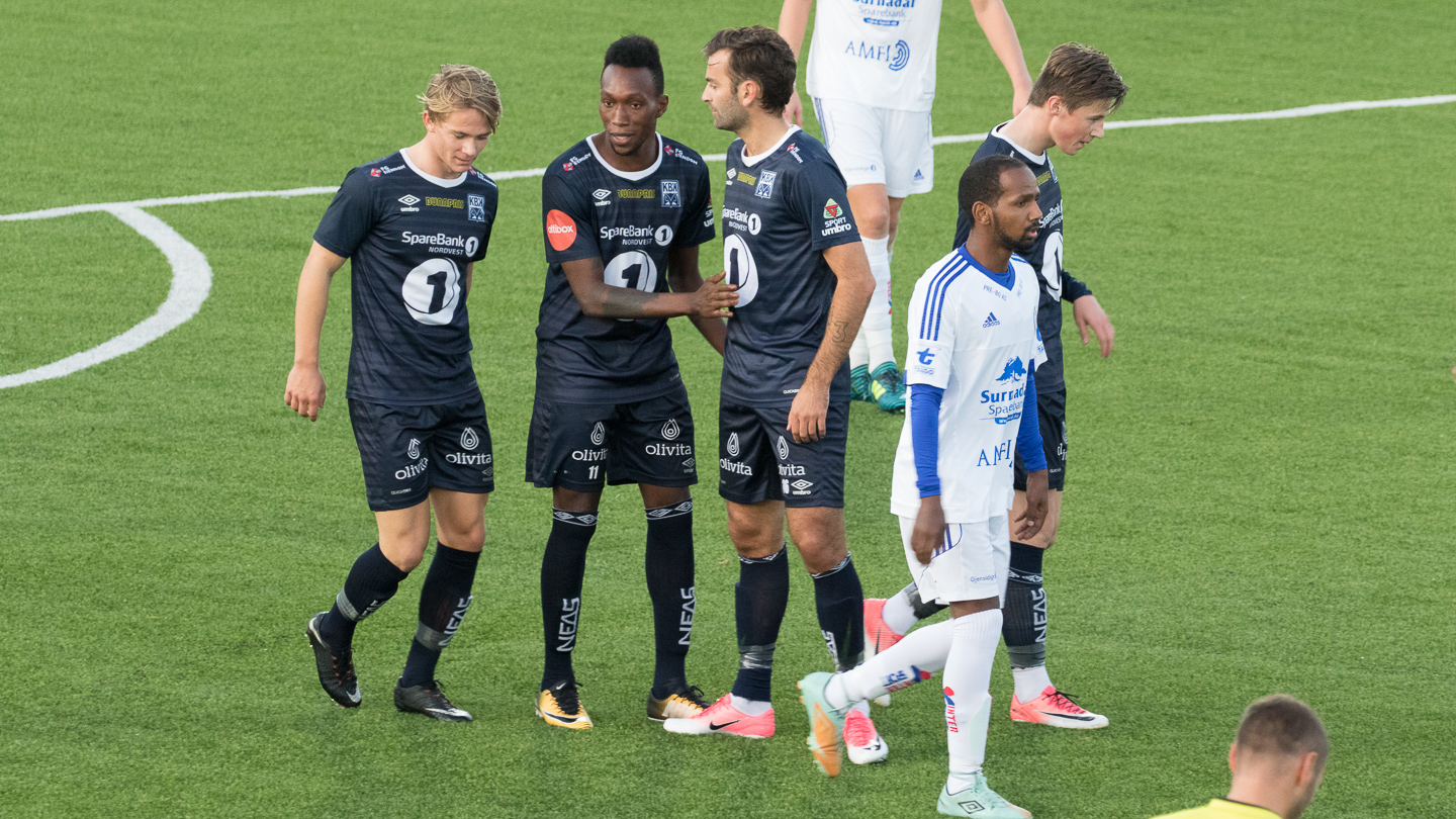 Daouda Bamba gratuleres etter 1-0 mot Surnadal. Ådne Gikling Bruseth til venstre og Magne Hoset og Mats Lindskog til høyre. Foto: Steinar Melby / KSU.NO