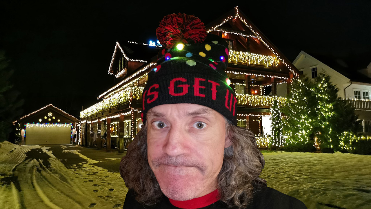 Vidar Holm har lang og bred erfaring med julebelysning. Her ser vi huset hans i Klæbu. Foto: Vidar Holm
