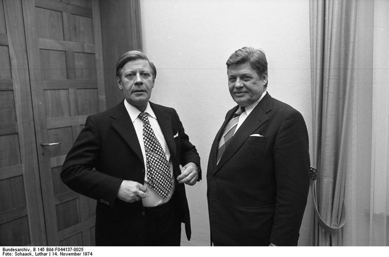 Hanns-Martin Schleyer til høyre, sammen med forbundskansler Helmt Schmidt. Bundesarchiv, B 145 Bild-F044137-0025 / Schaack, Lothar / CC-BY-SA 3.0