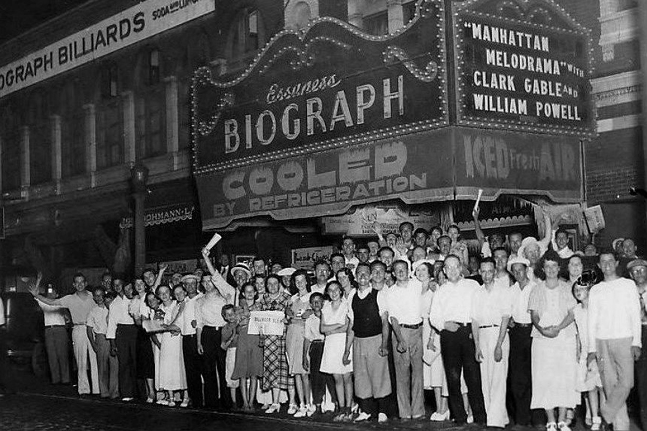 Folkemengde utenfor Biograph Theater i Chicago rett etter at John Herbert Dillinger ble skutt og drept av politiet 22. juli 1934. Foto: Wikimedia Commons
