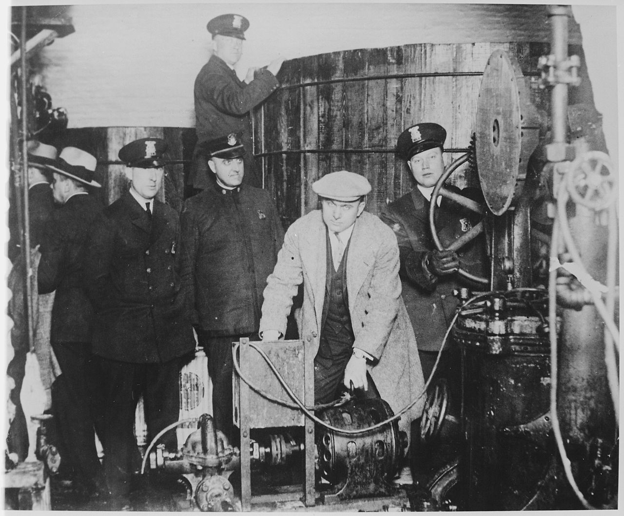 Amerikansk politi i et oppdaget, hemmelig bryggeri og destilleri i Detroit i forbudstida. Wikimedia