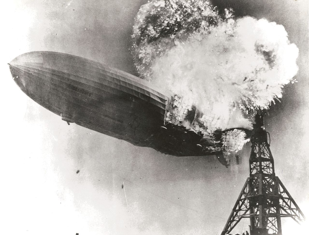 Hydrogengassen i «Hindenburg» eksploderer ved fortøyningsmasta i New Jersey i USA 6. mai 1937. 36 mennesker omkom. Tilliten til luftskip for passasjertrafikk ble knust og trafikken opphørte.