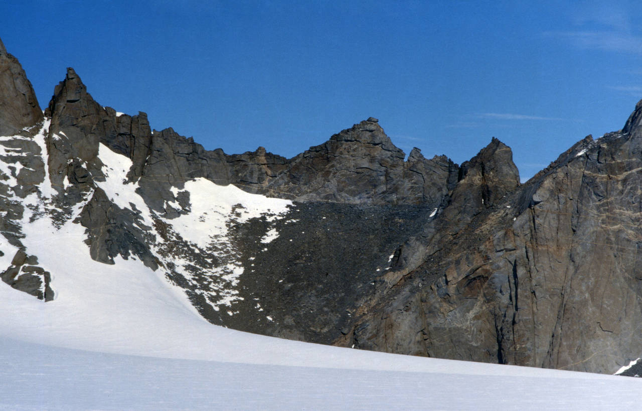 Hochlinfjellet (Norsk) eller Preuschoffrücken (Tysk) i de nordvestlige Mühlig-Hofmann-fjellene, Antarktis. By Diorit (Own work) [CC BY-SA 3.0 (https://creativecommons.org/licenses/by-sa/3.0)], via Wikimedia Commons