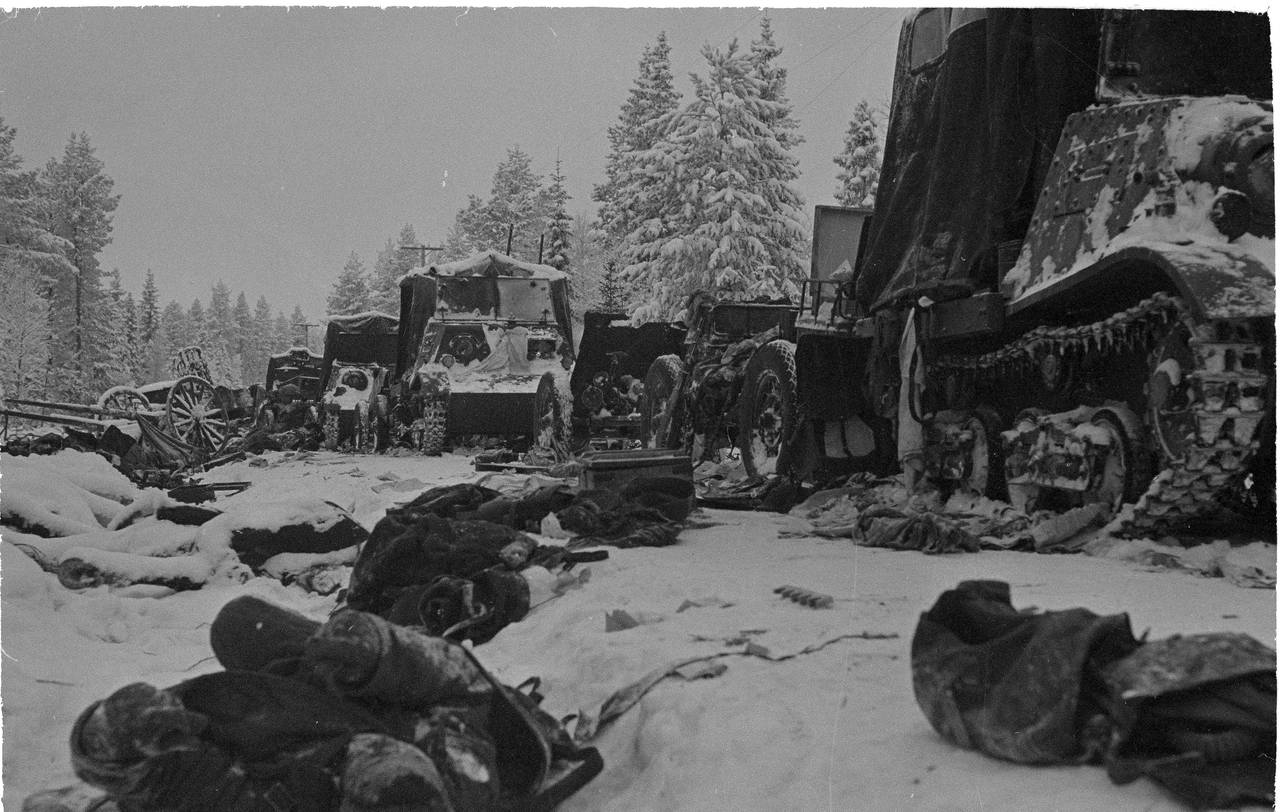 Rester av den sovjetiske 44. divisjon på Raateentie-veien etter å ha blitt utslettet av finske styrker. See page for author [CC BY 4.0 (http://creativecommons.org/licenses/by/4.0)], via Wikimedia Commons
