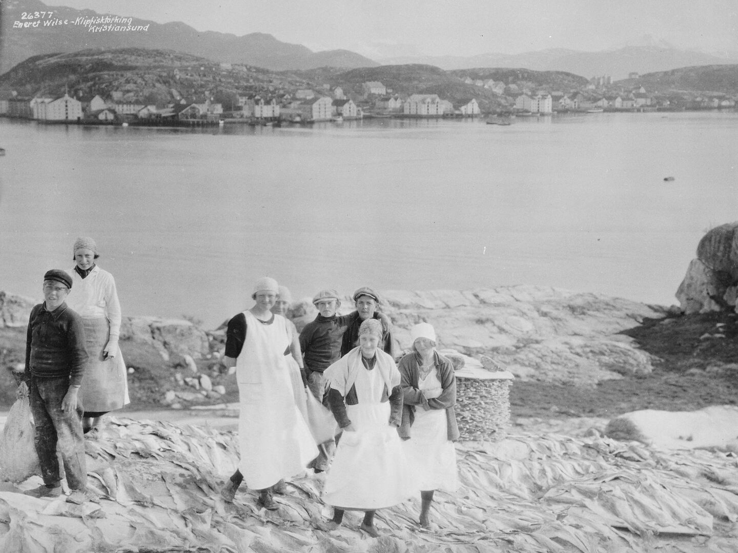 Ungdommer på fiskarbeid ved Milnbergan i Kristiansund anno 1925. Foto: Widerøes Flyveselskap AS
