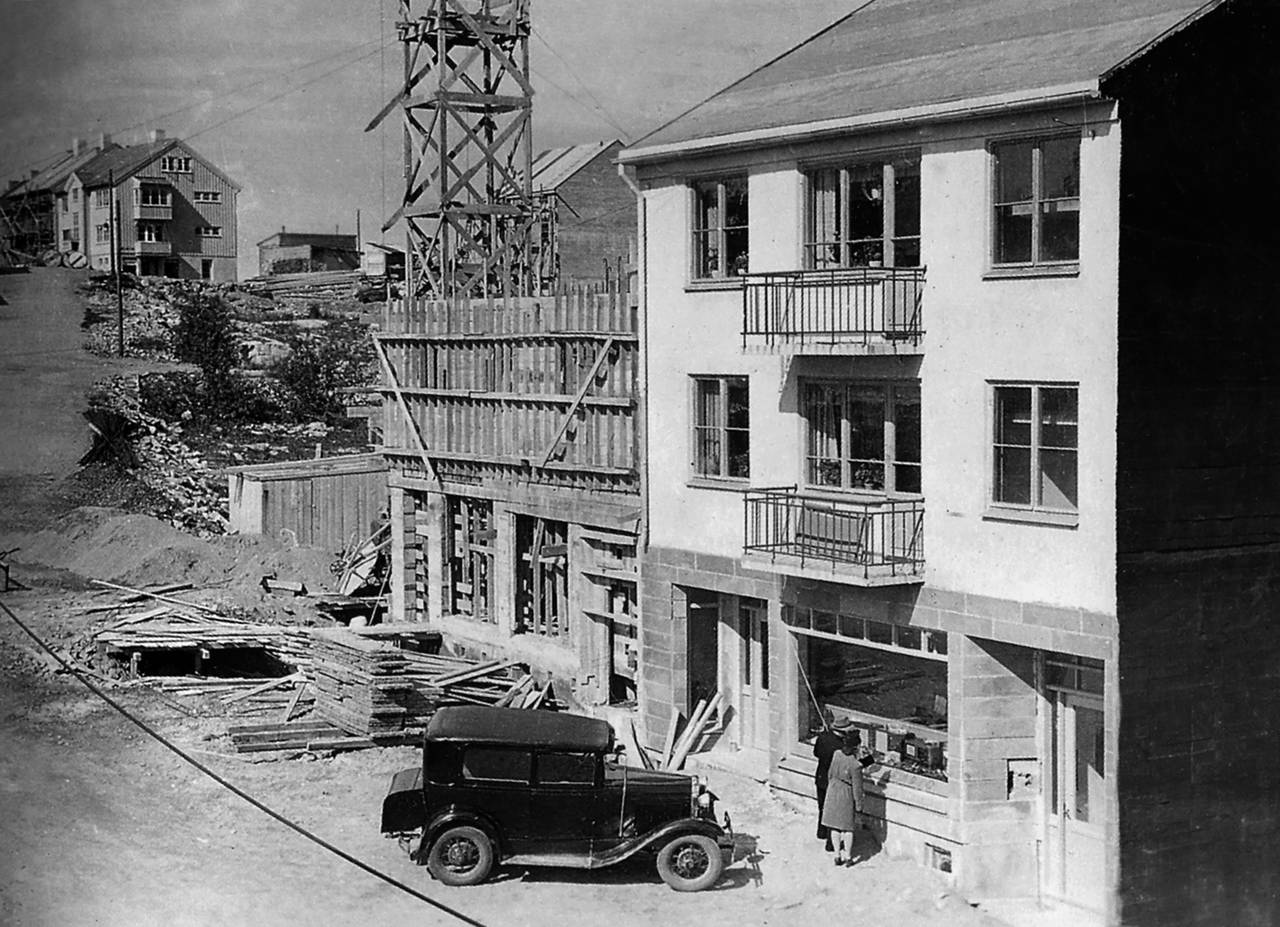Oddstøl sitt nybygg i Haugggaten ble tatt i bruk i 1947. Forbipasserende studerer vindusutstillingen av radioapparater. (Foto fra Oddstøl sin jubileumsbok)
