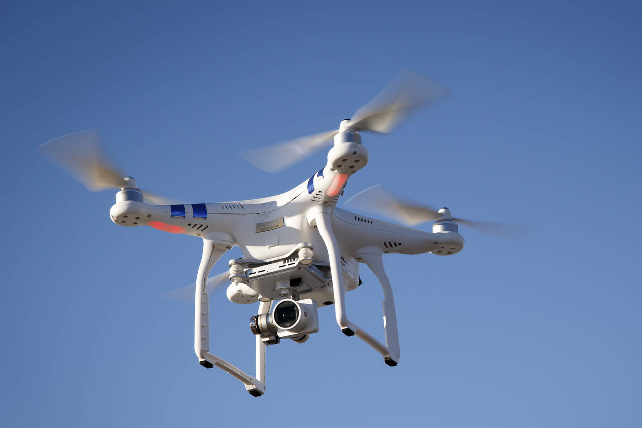 Det var en DJI Phantom 4 drone som ble observert over Løkkemyra i dag. Bildet viser en tidligere modell - DJI Phantom 3 drone. Foto: Heiko Junge / NTB scanpix