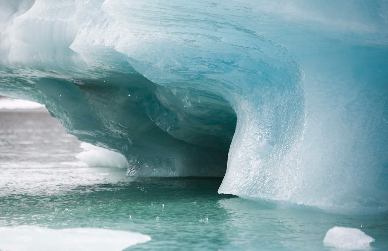 Isen tiner over hele Arktis, og i polare strøk stiger temperaturen dobbelt så fort som andre steder på kloden. Hvis all isen på Grønland smelter, vil havnivået stige med sju meter. Foto: Berit Roald / NTB scanpix