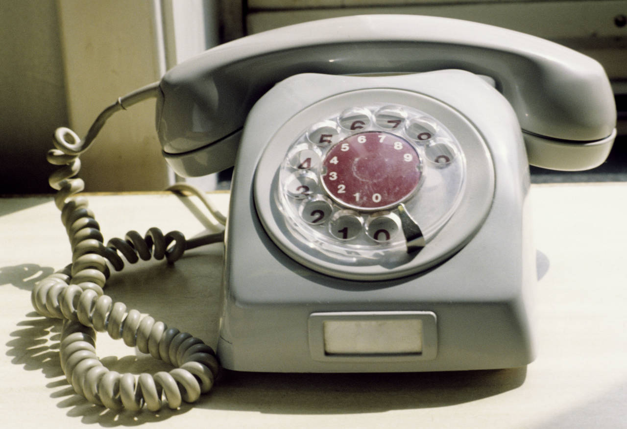 Denne telefonen var å finne i så å si alle norske hjem en gang i tiden. Nå går det mot slutten for fasttelefon via kobbernettet. Arkivfoto: Henrik Laurvik / NTB scanpix