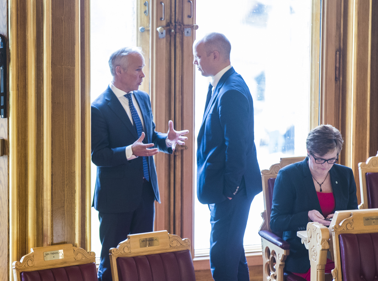 Kommunalminister Jan Tore Sanner (H) i samtale med Sp-leder Trygve Slagsvold Vedum (til høyre) i Stortinget. Foto: Vidar Ruud / NTB scanpix