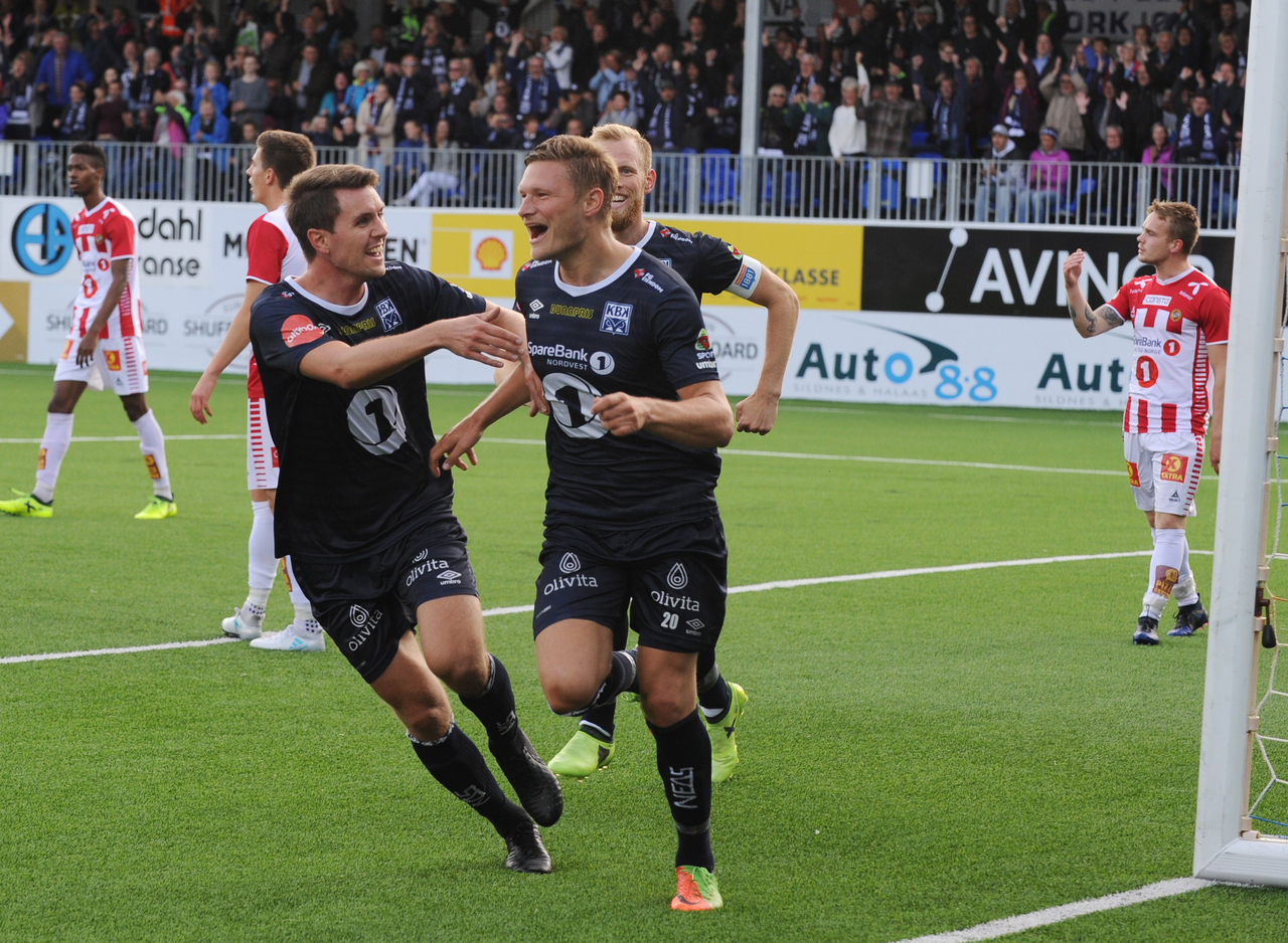 Kristiansunds Andreas Hopmark (t.v.) og Benjamin Stokke jubler etter sistnevntes 1-0-scoring mot Tromsø søndag. Foto: Anders Tøsse / NTB scanpix