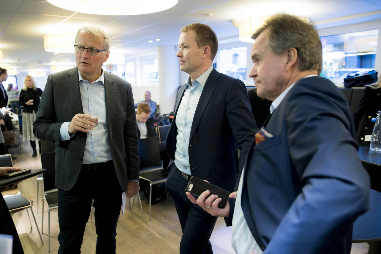 DNB-sjef Rune Bjerke (t.v.) og SpareBank1-sjef Finn Haugan (t.h.) under en pressekonferanse i november i fjor der de redegjorde for planen om å slå sammen Vipps, BankAxept og BankID Norge. Foto: Cornelius Poppe / NTB scanpix